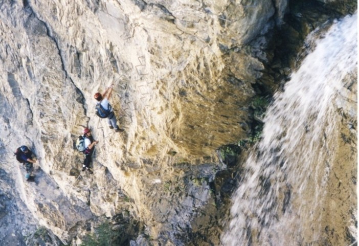 L'imponente cascata a fianco della ferrata