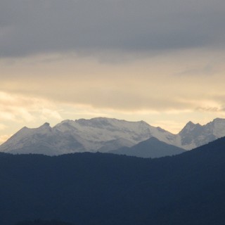 Ultimo squarcio di sole sulle montagne dell'alta Val Chisone (ph. Arnaldo Reviglio)