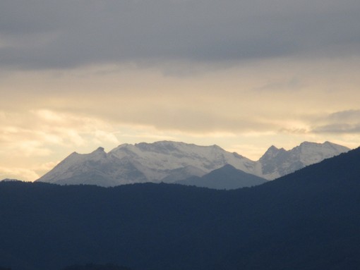 Ultimo squarcio di sole sulle montagne dell'alta Val Chisone (ph. Arnaldo Reviglio)