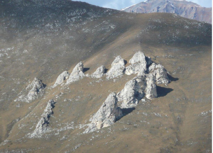 Le singolari conformazioni rocciose calcaree, veri e propri denti di roccia