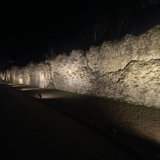 Aosta: Babbo Natale porta l'illuminazione della cinta romana di via Monte Solarolo