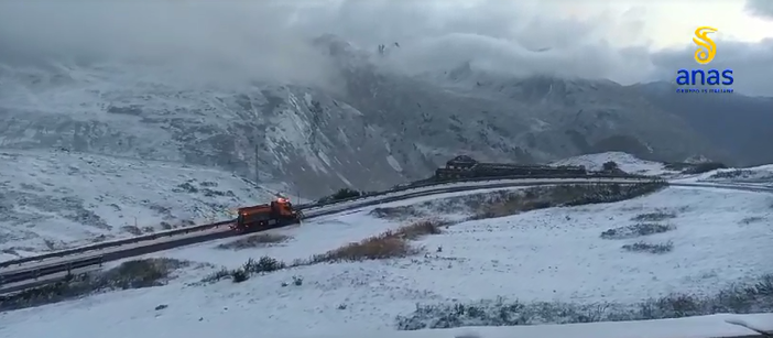 PRIMA NEVE IN VALLE D'AOSTA - PERSONALE E MEZZI ANAS IN AZIONE PER LA PULIZIA E LA SALATURA DEI COLLI (VIDEO)