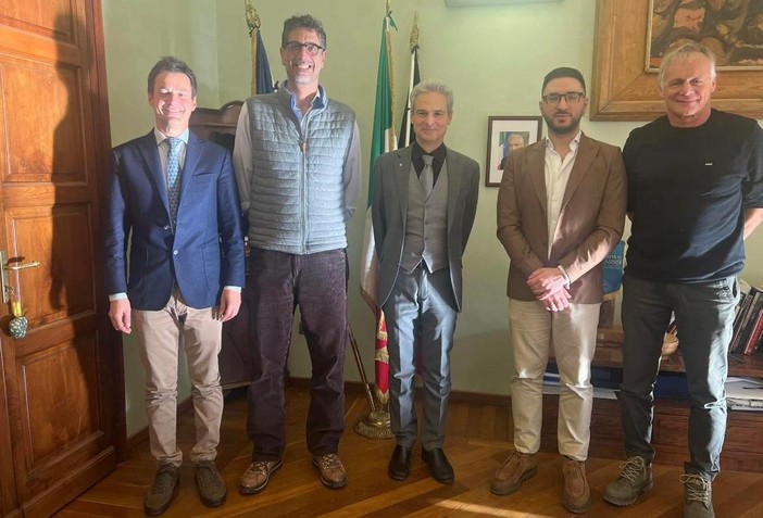 Da sn: Nicolas Viérin,  Console onorario di Francia in Valle d’Aosta; Frédéric Brunier Framboret , Sindaco di Albertville; Gianni Nuti, sindaco di Aosta; Samuele Tedesco, assessore Cultura comune Aosta; Jean-François Brugnon, assessore delegato all'istruzione, alla formazione, al lavoro e alla mobilità di Albertville