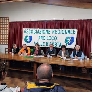 Al centro l'assessore Giulio Grosjacques, a sn la funzionaria Chatrian a ds Bertin accanto alla presidente Pericle Calgaro consigliere nazionale Unpli