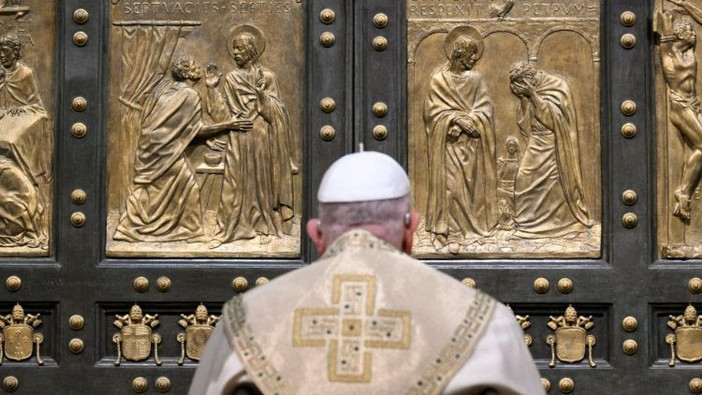 Giubileo, il Papa apre la Porta Santa: “Portiamo speranza nei luoghi profanati da violenze&quot;