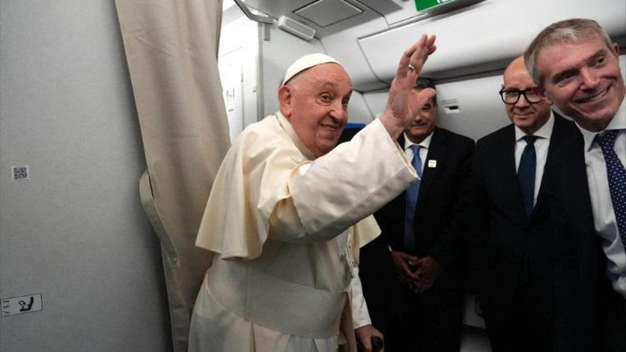 Il Papa ai giornalisti in volo: è il mio viaggio più lungo, grazie della compagnia