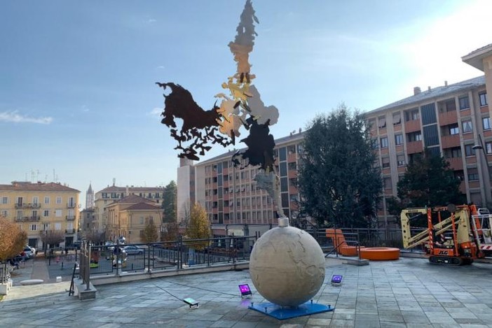 La monumentale opera nel giorno dell'inaugurazione a Biella