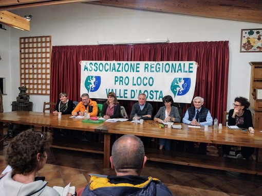 Al centro l'assessore Giulio Grosjacques, a sn la funzionaria Chatrian a ds Bertin accanto alla presidente Pericle Calgaro consigliere nazionale Unpli