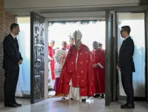 Papa Francesco apre la Porta Santa a Rebibbia: &quot;Spalancate il cuore alla speranza&quot;