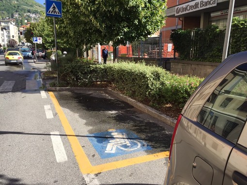 Il parcheggio per disabili in corso Padre Lorenzo ad Aosta