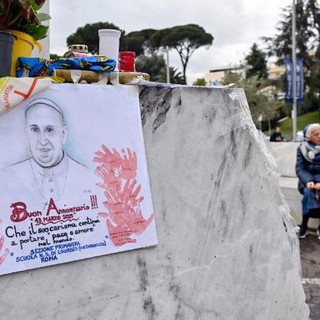 Il Papa al Gemelli, situazione stazionaria. Una torta in dono dal personale sanitario