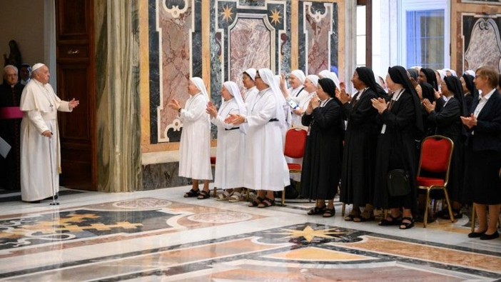 Il Papa ai consacrati: semplici nelle dinamiche sinodali, spogliarsi delle ambizioni