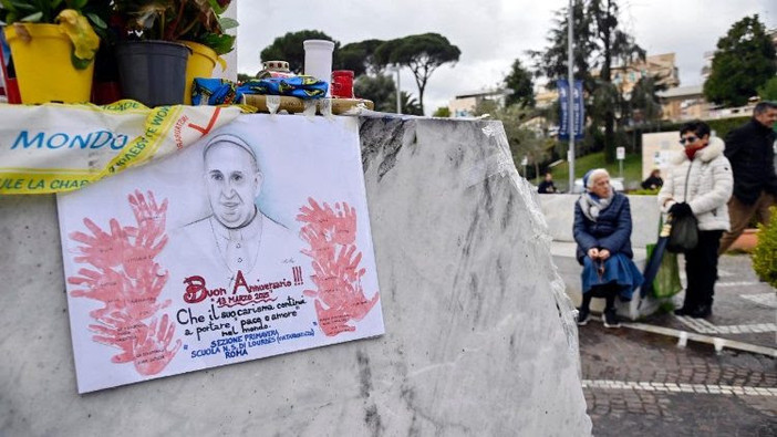 Il Papa al Gemelli, situazione stazionaria. Una torta in dono dal personale sanitario