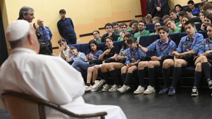 Il Papa fa catechismo ai ragazzi: rischiate sempre. Fare un figlio è un messaggio di speranza