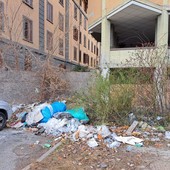 Foto della discarica 'spontanea' a cielo aperto al Quartiere Cogne