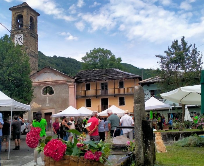 La piazza centrale di richiaglio (le foto sono di Paola Tirone e Antonella Suppo)