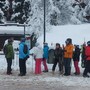 Sciatori in attesa dlla navetta a Champoluc (foto RCB)