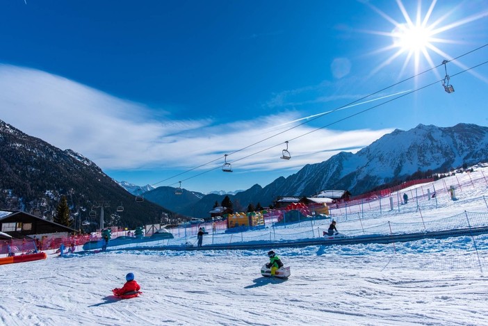 Aumento del 6,6% per lo skipass stagionale in Valle d'Aosta: preoccupazioni per il caro prezzi