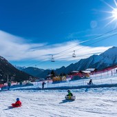 Aumento del 6,6% per lo skipass stagionale in Valle d'Aosta: preoccupazioni per il caro prezzi