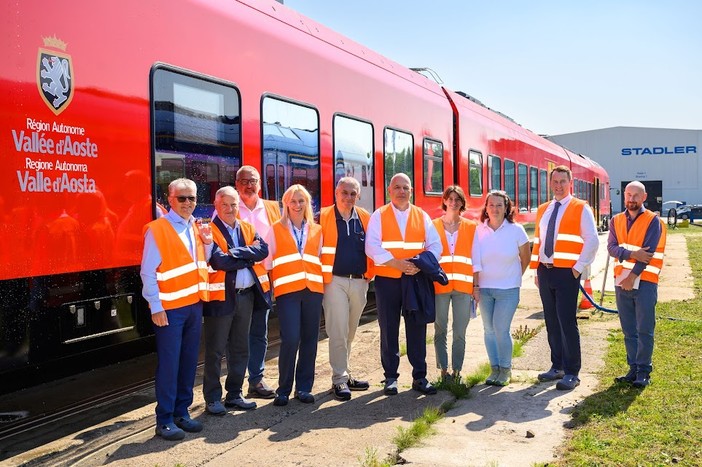 Sopralluogo dell’Assessore Bertschy nello stabilimento Stadler in cui è in corso di completamento il primo treno elettrico destinato alla tratta valdostana