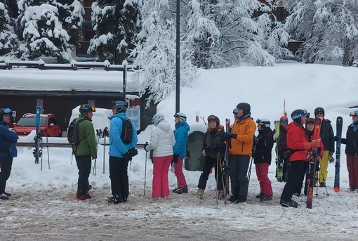 Sciatori in attesa dlla navetta a Champoluc (foto RCB)