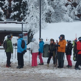 Sciatori in attesa dlla navetta a Champoluc (foto RCB)