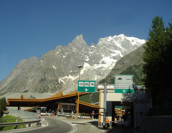 Fermeture nocturne autoroute a5 entre Aoste et Mont Blanc