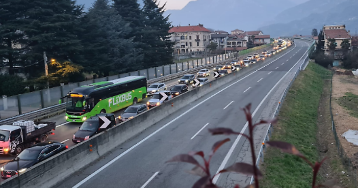 Code da 10 km e traffico paralizzato sulla bretella Ivrea-Santhià