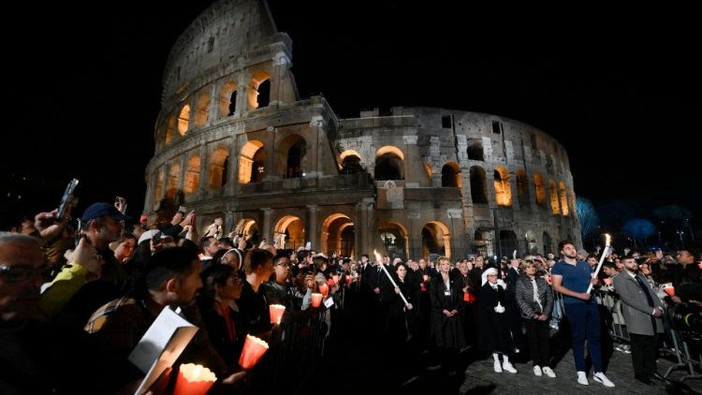 Via Crucis, il Papa prega a Santa Marta. Al Colosseo si invoca pace per l'umanità ferita