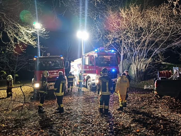 Incendio boschivo a Donnas: intervento dei Vigili del Fuoco e del Corpo Forestale Valdostano