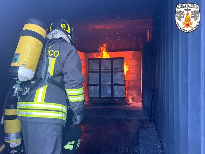 Scambio formativo tra i vigili del fuoco valdostani e i colleghi svizzeri: esperienze pratiche e tecniche avanzate alla Maison du Feu di Grône