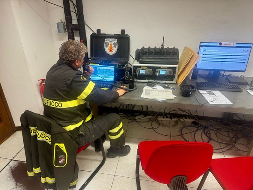 Un operatore Vigili del Fuoco al Centro operativo misto   (foto VVF)