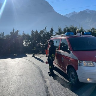 Camion da cava si ribalta sulla strada regionale di Verrayes