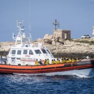 Naufragio a largo di Lampedusa, barca si ribalta: &quot;21 dispersi, anche 3 bimbi&quot;