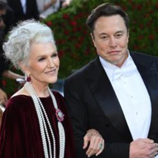 Musk e il gossip-bufala su Meloni, interviene la mamma di Elon: &quot;Era con me&quot;