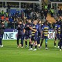 Arbitro toglie rigore, attaccante del Parma non se ne accorge e calcia lo stesso - Video