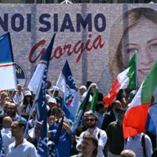 Europee, striscione 'Noi siamo Giorgia' e tricolori: Piazza del Popolo attende Meloni