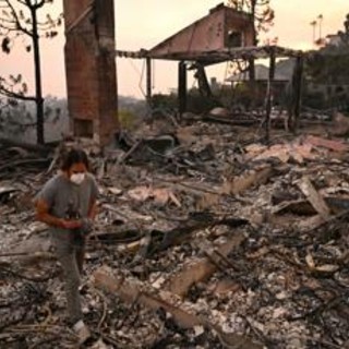 Incendio a Los Angeles, Biden: &quot;Una scena di guerra&quot;. Danni stimati in 150 miliardi