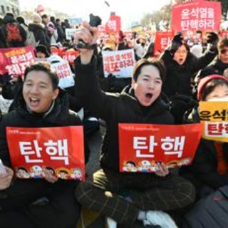 Corea del Sud, migliaia in piazza contro Yoon: oggi il voto di impeachment