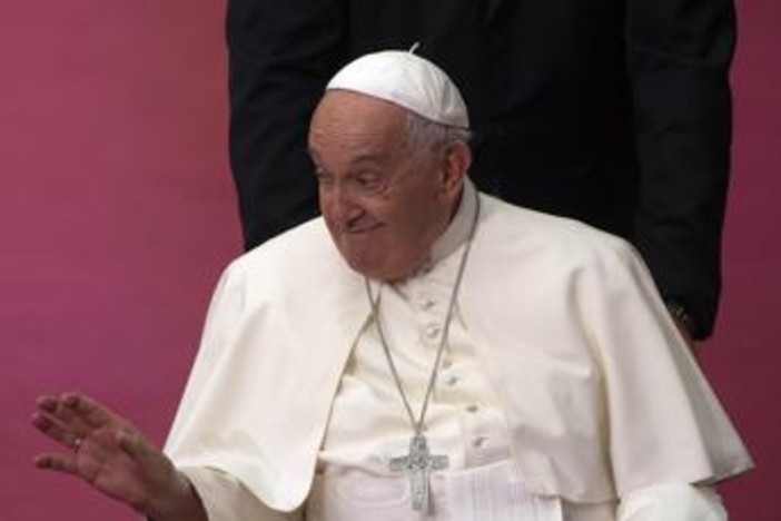 Papa e la battuta sulle donne: &quot;Qui cominciano a comandare loro&quot;