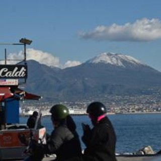 Maltempo Campania, torna la neve sul Vesuvio. Capri isolata