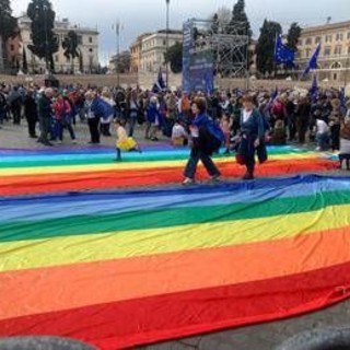 Manifestazione per l'Europa, folla e bandiere Ue in piazza del Popolo