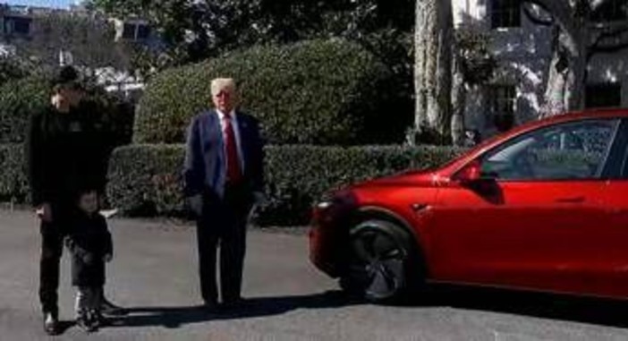 Trump compra una Tesla da Musk: &quot;Ma non la posso guidare&quot;