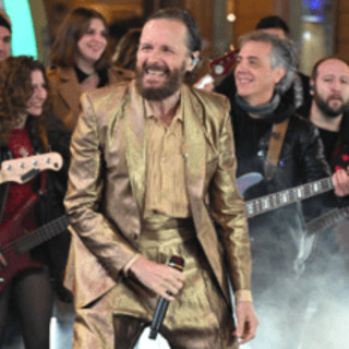 Sanremo 2025, caos Jovanotti: signora tenta di bloccarlo e baciarlo