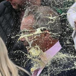 Farage contestato, donna gli tira milkshake in faccia