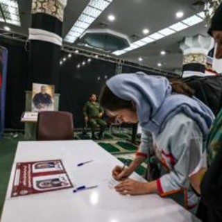Presidenziali Iran, seggi aperti per i ballottaggi: Khamenei ha votato a Teheran