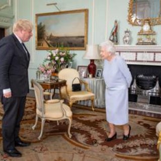 Boris Johnson e la rivelazione sulla regina Elisabetta II: &quot;Aveva un cancro alle ossa&quot;