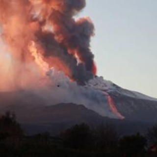 Etna in eruzione, chiusi due settori aeroporto Catania