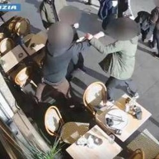 Roma, aggredisce ragazzo che indossa kippah e si avventa contro commerciante - Video