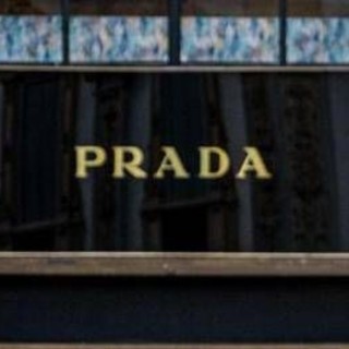 Prada, nel 2024 ricavi netti a 5,4 miliardi. Record vendite per Miu Miu